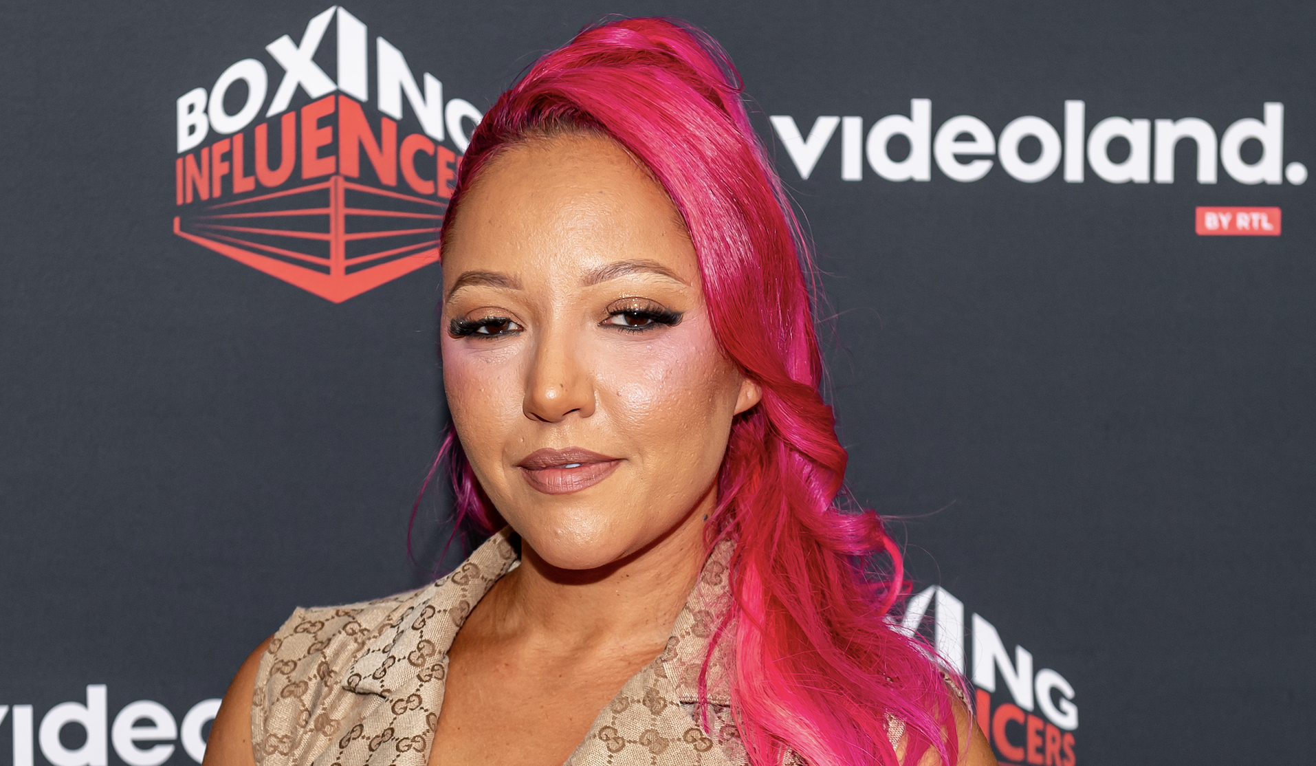 Djamila Celina gekroond tot winnaar na twee rondes in Boxing Influencers: 'Dikke shout-out naar dj Latu'