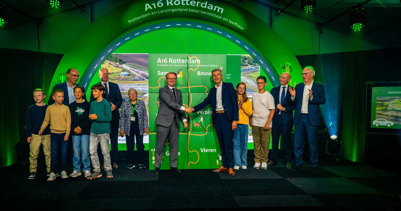 Projectmanager Eelco Negen, Martin Wijnen (Rijkswaterstaat), bewoner Nel Overes, demissionair minister Robert Tieman, wethouder Simon Fortuyn, projectdirecteur Hein Verstegen, voorzitter Jean Polet.