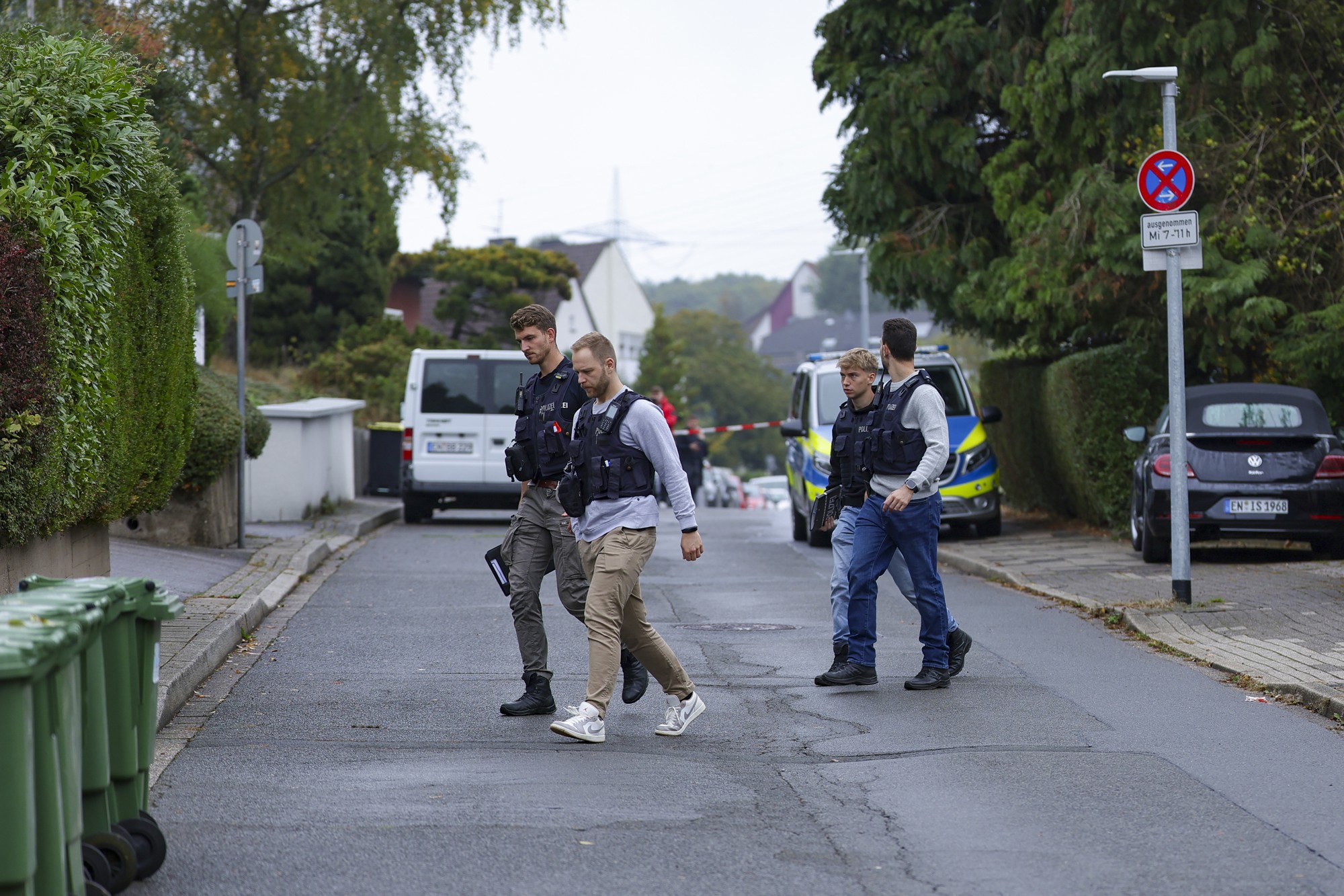 Zoon neergestoken Duitse burgemeester geboeid uit huis afgevoerd