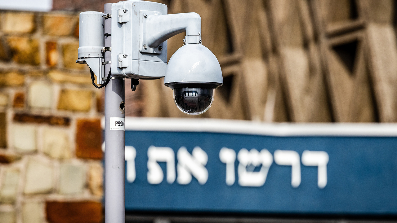 Beveiliging bij een synagoge in Nederland.