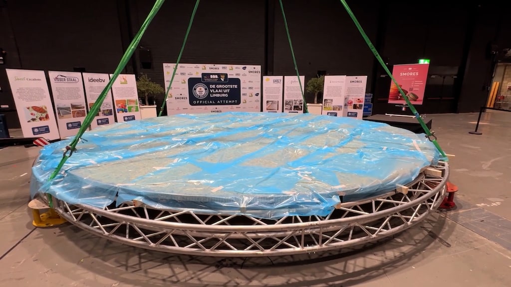 De vlaai weegt in totaal 1058 kilogram.
