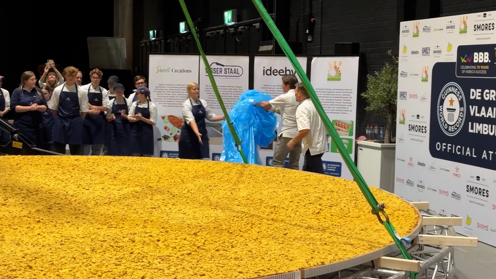 In Maastricht werd de grootste vlaai ter wereld gebakken: 1058 kilo zwaar