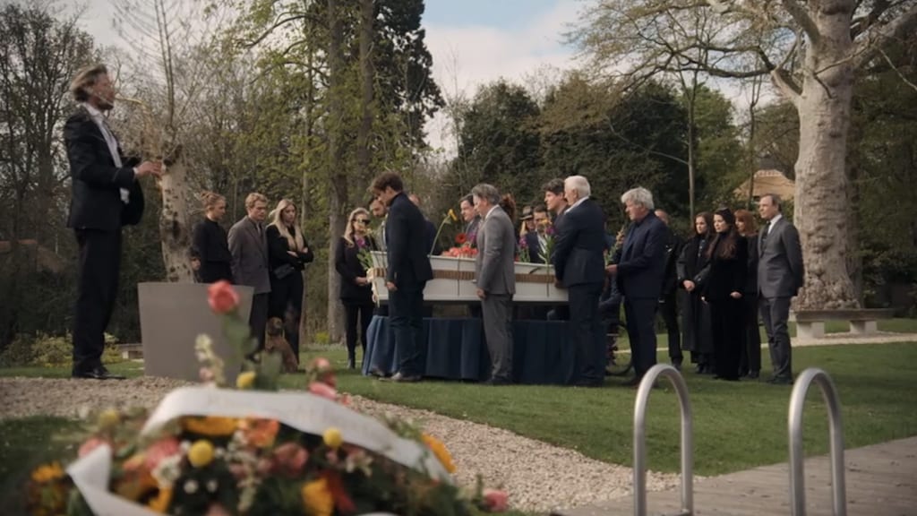 Meerdijk in tranen tijdens begrafenis Laura Selmhorst in GTST: 'Je hoeft je niet groot te houden'