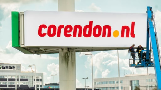Corendon op vingers getikt om zelfgemaakt duurzaamheidslogo en 'vage' claims