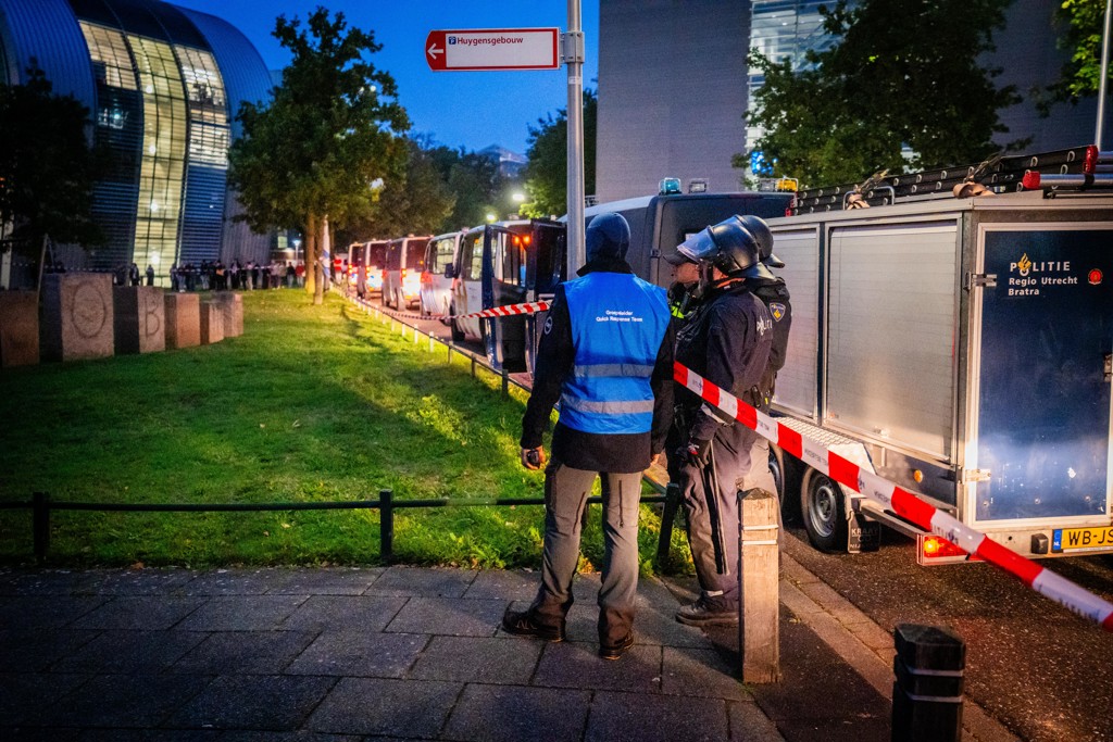 De politie was massaal aanwezig bij de universiteiten, maar ingrijpen was te gevaarlijk.
