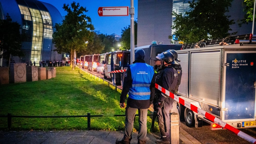 De politie was massaal aanwezig bij de universiteiten, maar ingrijpen was te gevaarlijk.