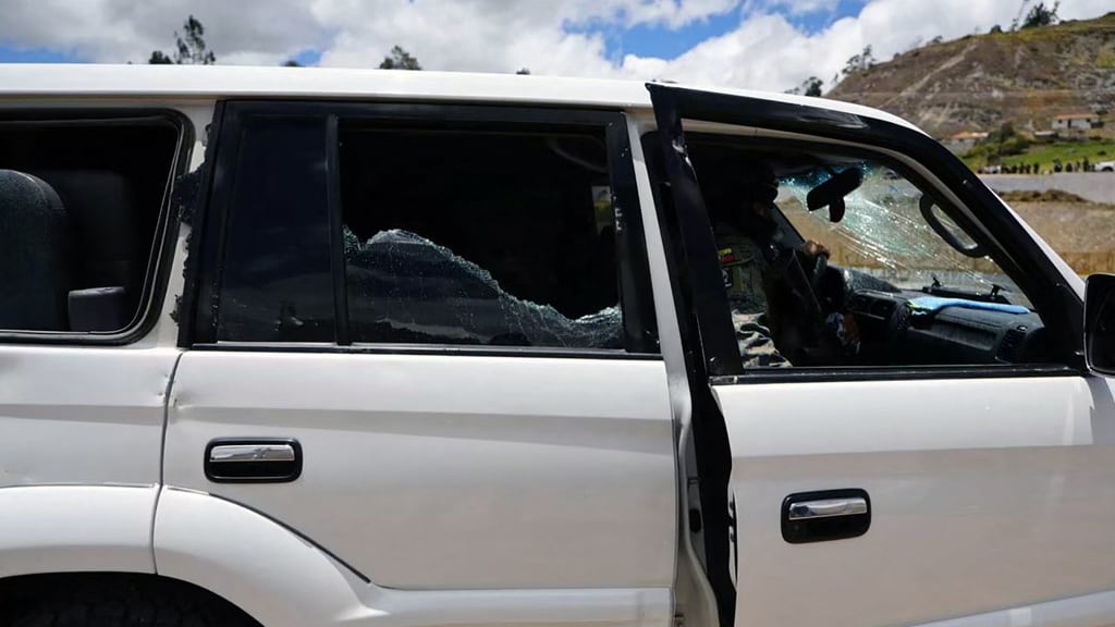 Flinke schade aan een van de bekogelde auto's in het konvooi.