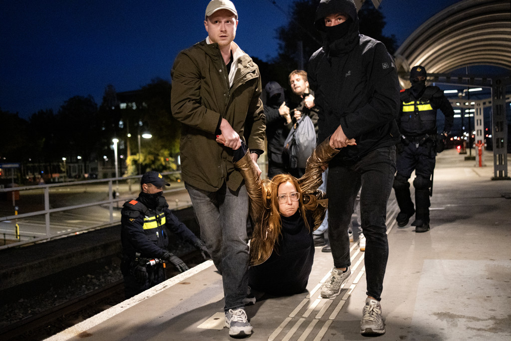 Pro-Palestijnse activisten leggen Amsterdam CS kort plat, treinen rijden weer