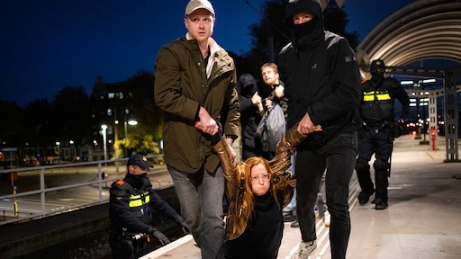 Pro-Palestijnse activisten leggen Amsterdam CS kort plat, treinen rijden weer