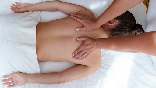 Zieke teamleidster die stiekem bijkluste als masseuse onterecht ontslagen