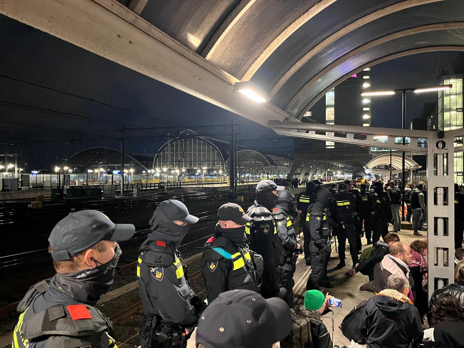 Veel politie op de perrons.