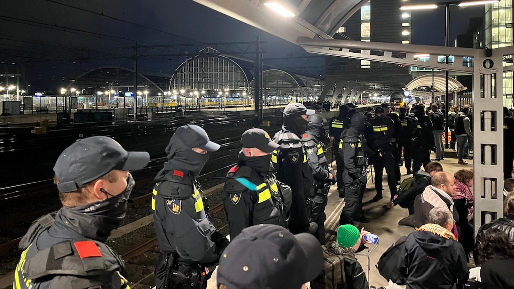 Veel politie op de perrons.