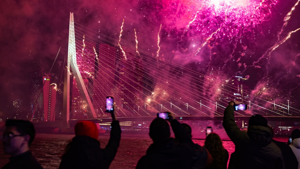 Vuurwerkshow Rotterdam op losse schroeven: crowdfunding wil niet vlotten Vuurwerkshow Rotterdam op losse schroeven: crowdfunding wil niet vlotten