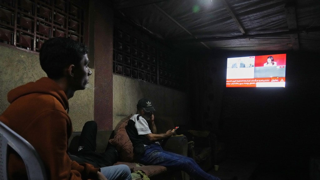 In een tent buiten het Al-Aqsa-ziekenhuis in de Gazastrook volgden Palestijnen vannacht het nieuws over het akkoord.