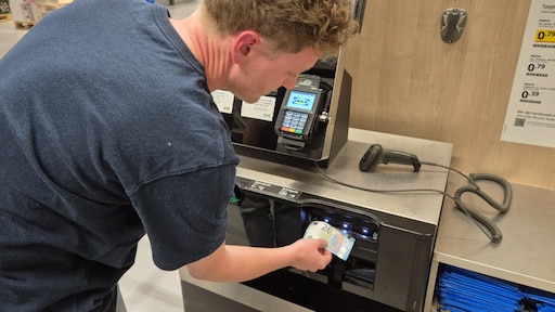 Contant betalen via een automaat: in steeds meer winkels kan het