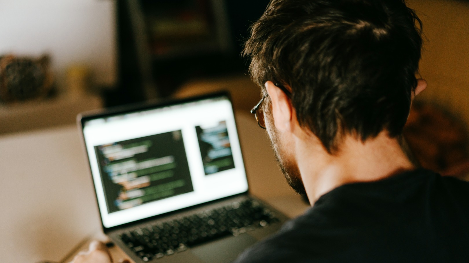 Mert dacht dat hij een baan had, maar werd voor duizenden euro's opgelicht