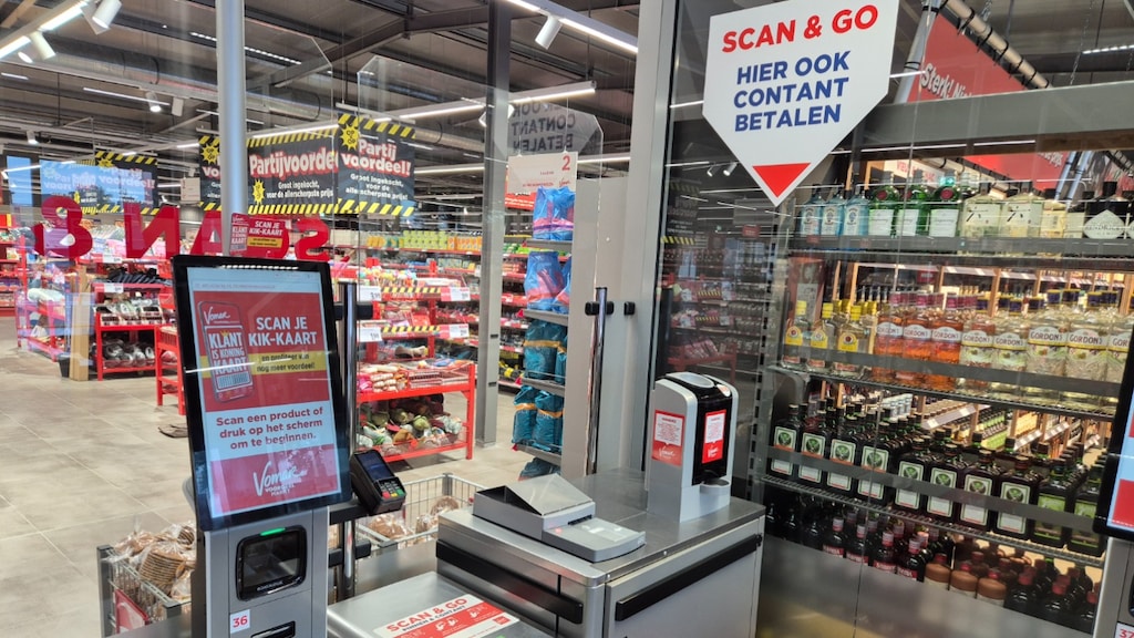 Una máquina en la caja de autoservicio de la cadena de supermercados Vomar donde podrás pagar en efectivo.