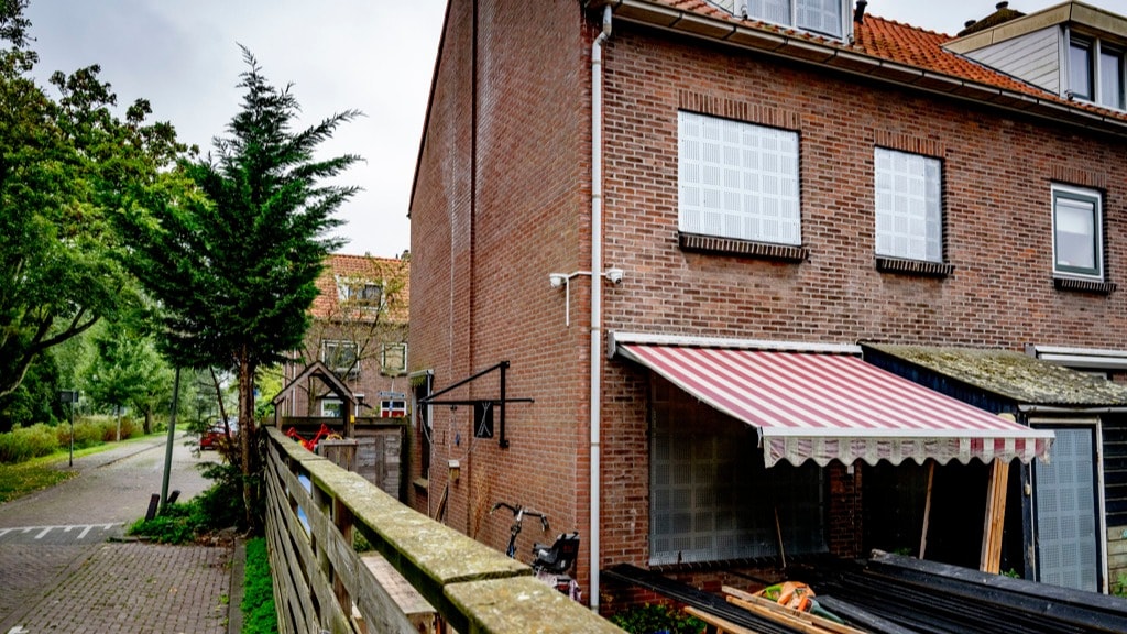 Het pleegmeisje woonde bij haar pleegouders in een huis aan de Madoerastraat in Vlaardingen.
