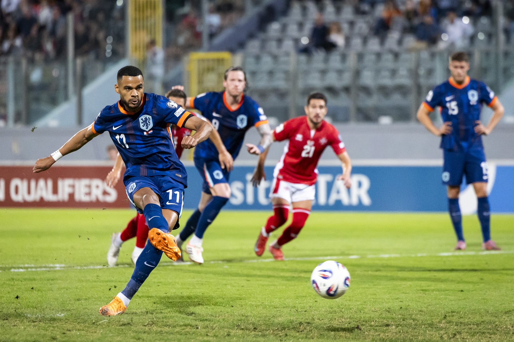 Inspiratieloos Oranje wint van Malta in WK-kwalificatie