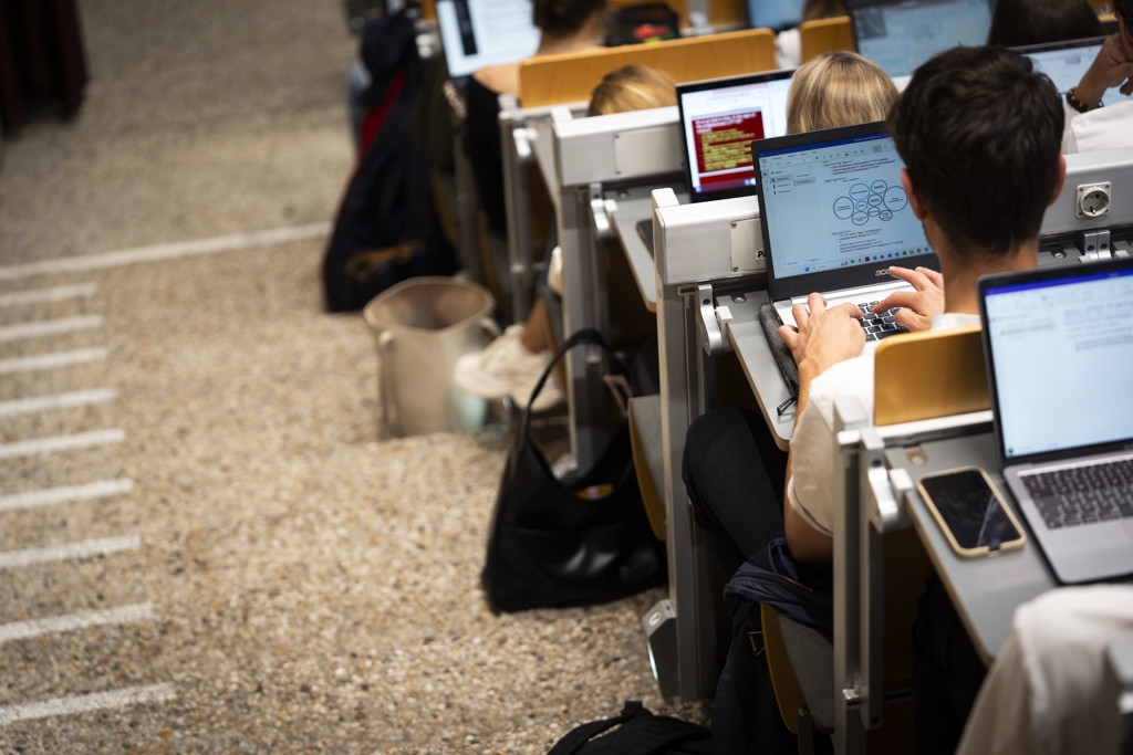 'Buitenlandse studenten weren kost economie miljarden'