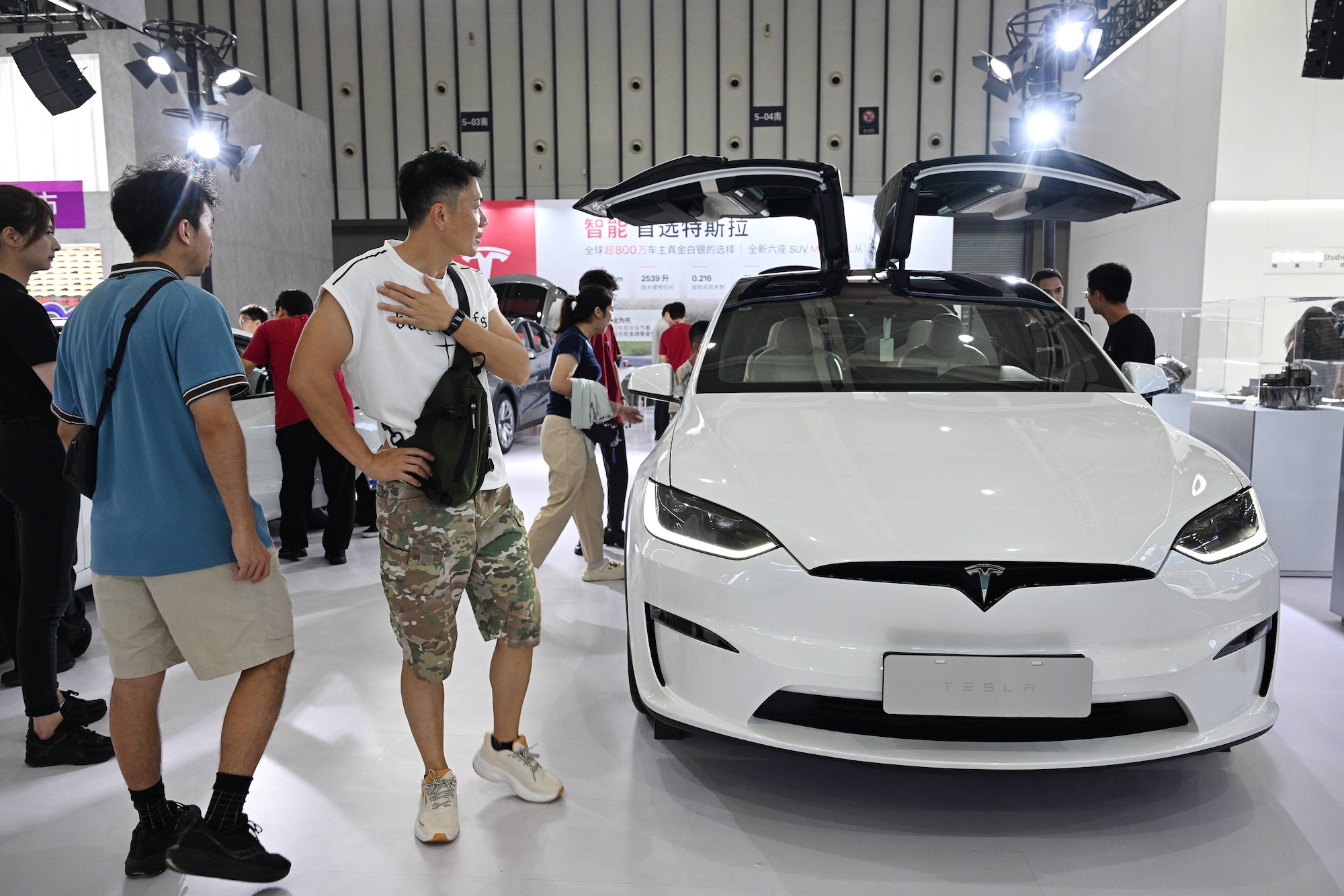 Zelfrijdende Tesla's onderzocht om spookrijden en door rood gaan