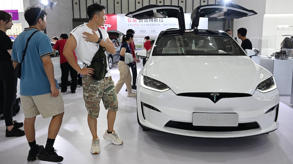 Zelfrijdende Tesla's onderzocht om spookrijden en door rood gaan