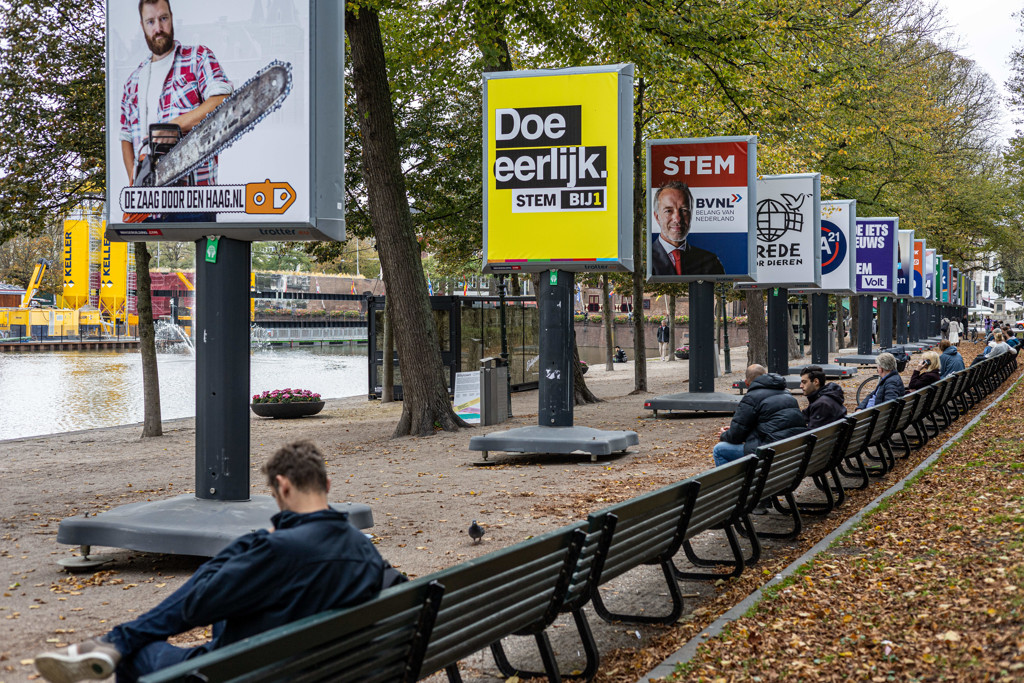 Bezuinigen of belasting verhogen: zo willen partijen hun plannen betalen
