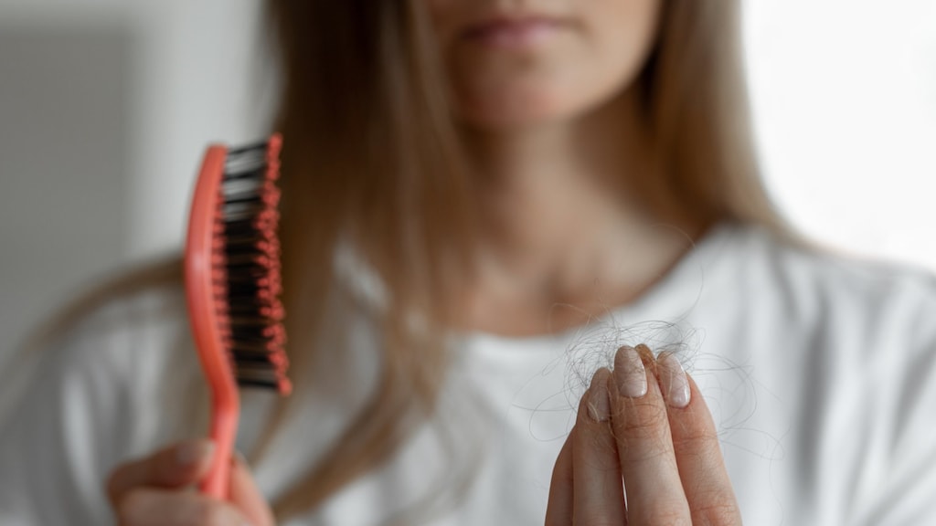 Waarom je haar in de herfst opvallend meer uitvalt en wat je eraan kunt doen