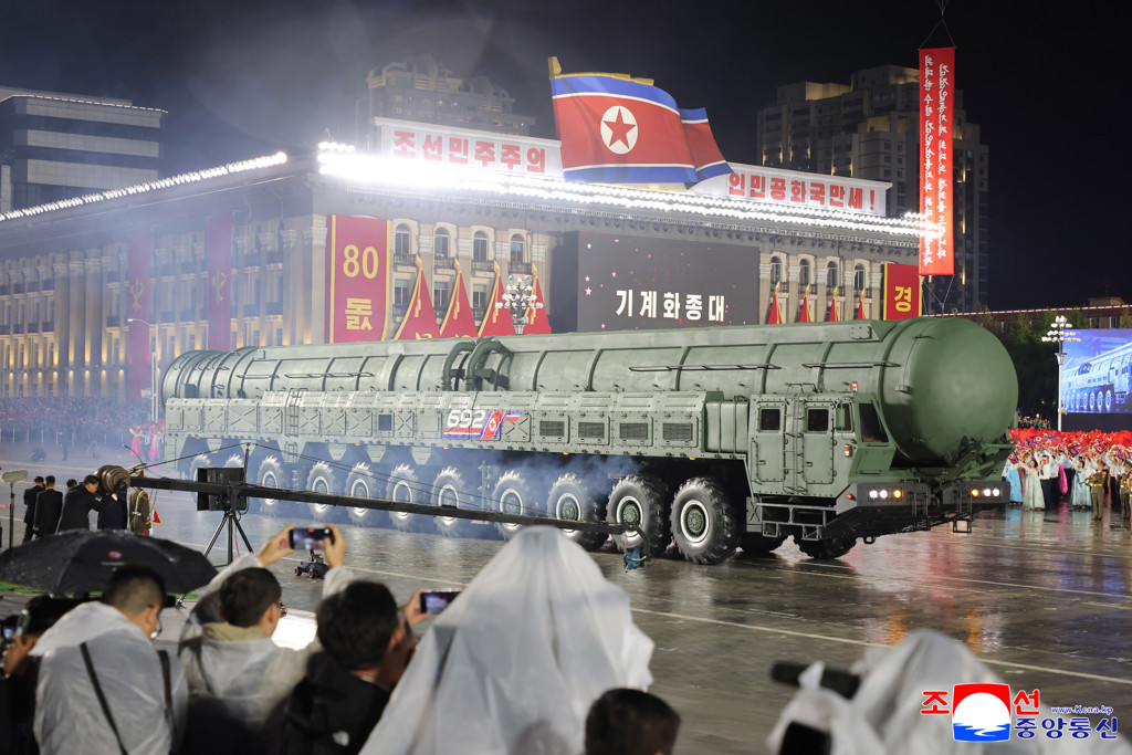 Noord-Korea showt 'meest krachtige nucleaire raket' bij parade