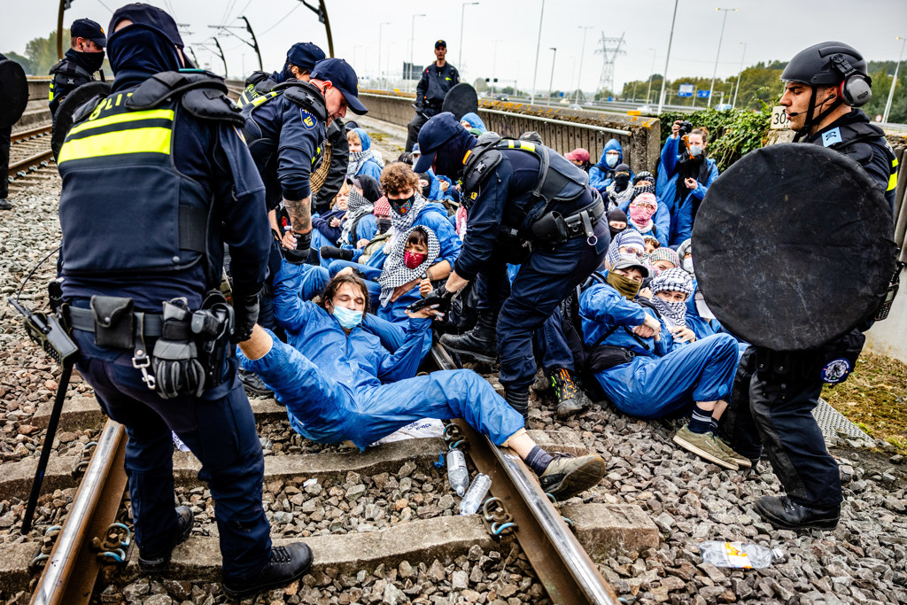 Ruim 300 mensen aangehouden bij demonstratie in haven Rotterdam