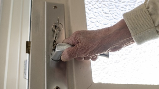 Vier jaar cel voor nep-zorgmedewerkster die geld en sieraden roofde met corona-babbeltruc