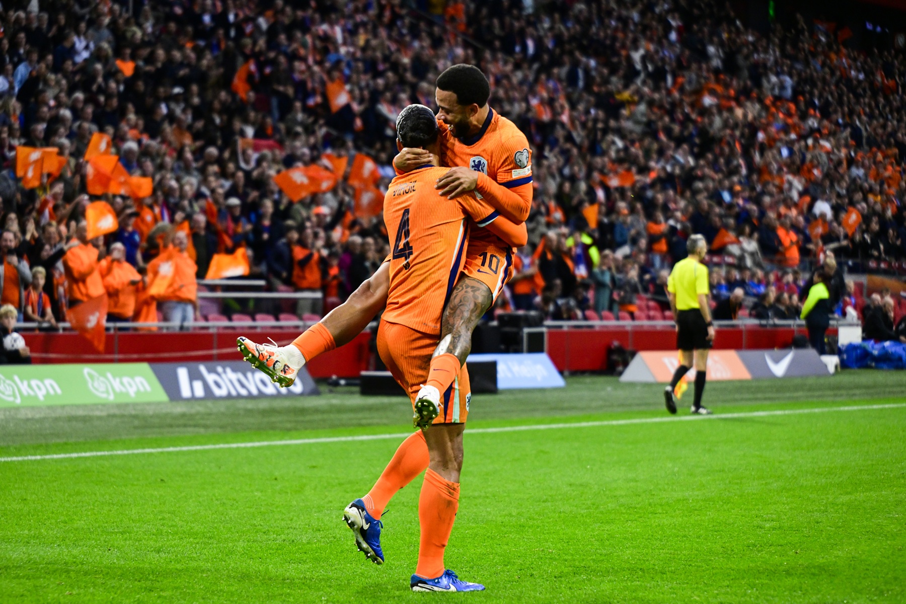 Gejuich na het doelpunt van Van Dijk.