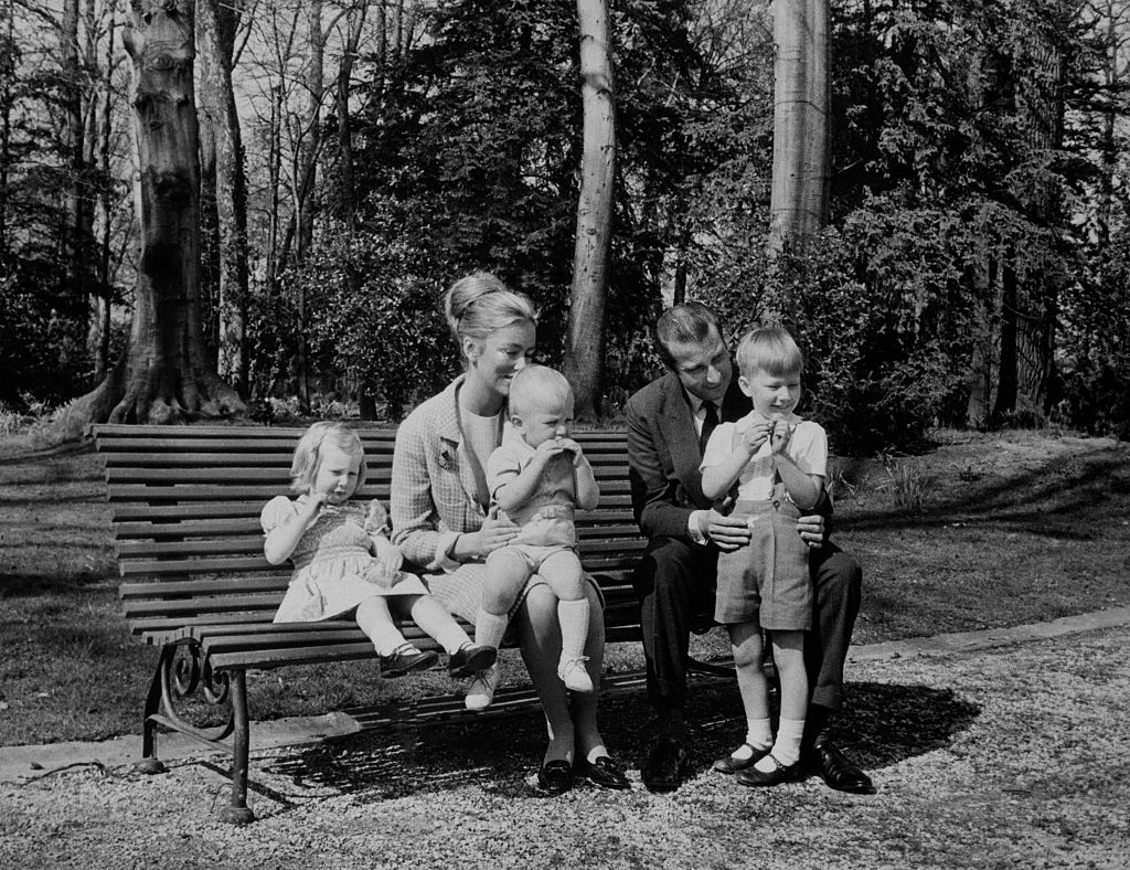 Prinses Astrid, moeder Paola met prins Laurent en vader Albert met koning Filip in 1965