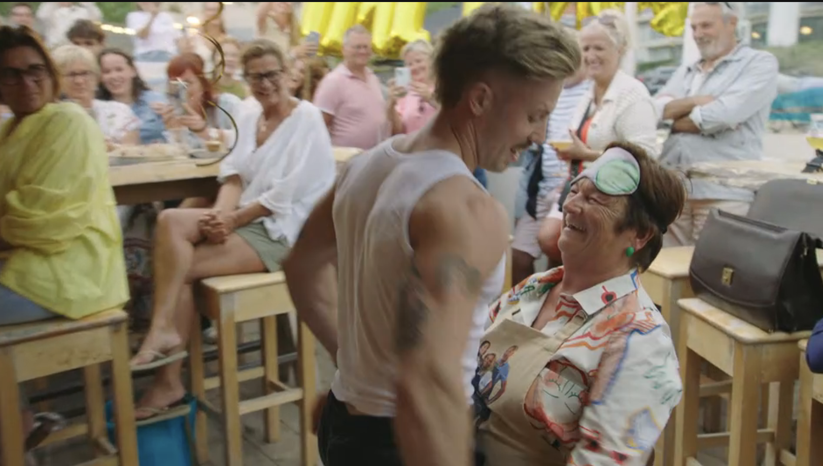 De Verhulstjes zorgen voor rode oortjes: Martine krijgt striptease tijdens verrassingsfeest