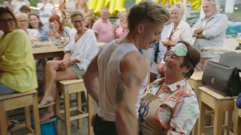 De Verhulstjes zorgen voor rode oortjes: Martine krijgt striptease tijdens verrassingsfeest