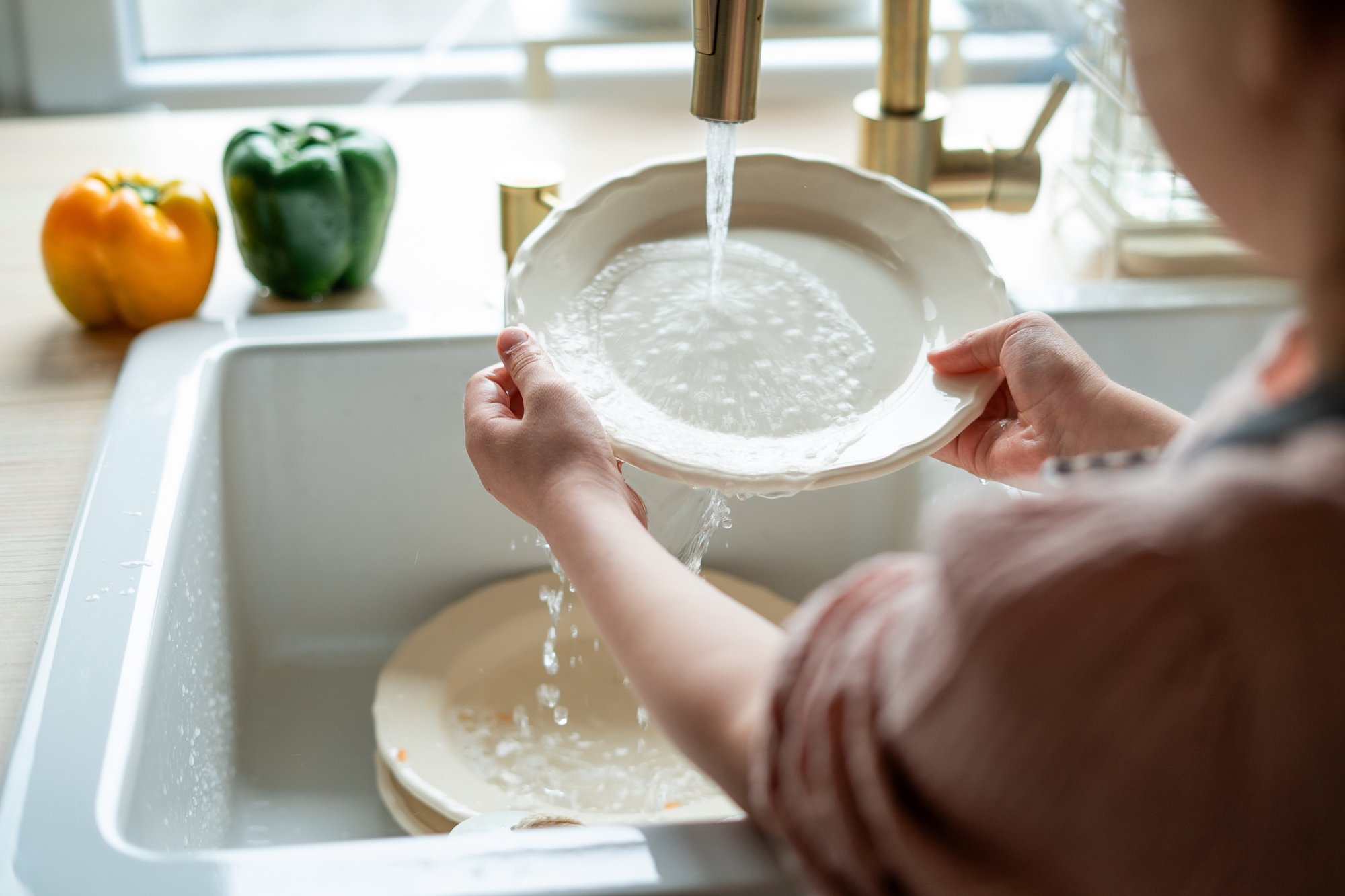 Waarom je de vuile vaat niet moet afspoelen voor je die in de vaatwasser zet