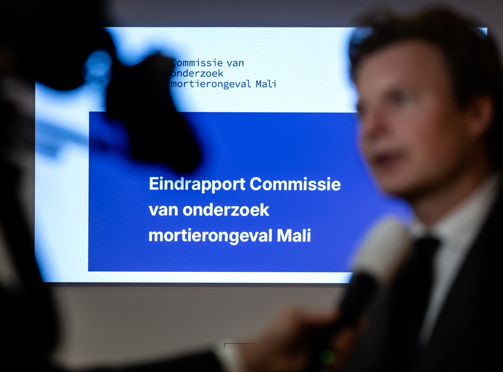 Defensieminister Brekelmans bij de presentatie.