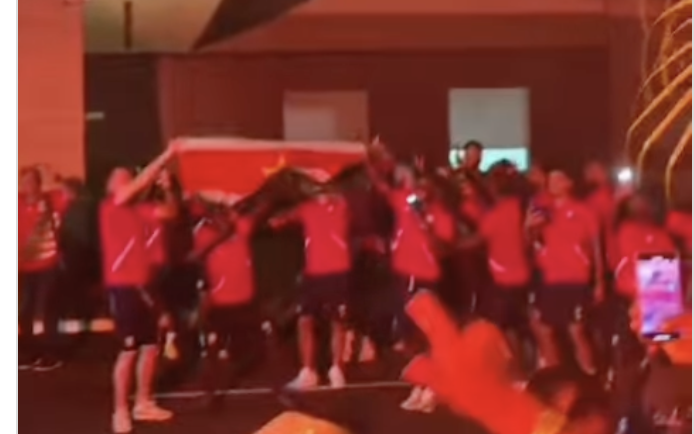 Fans Panama verstoren nachtrust van Surinaams elftal, maar spelers vieren feestje gewoon mee