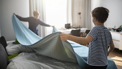 Je kind betrekken bij het huishouden: 'Begin er vroeg mee'