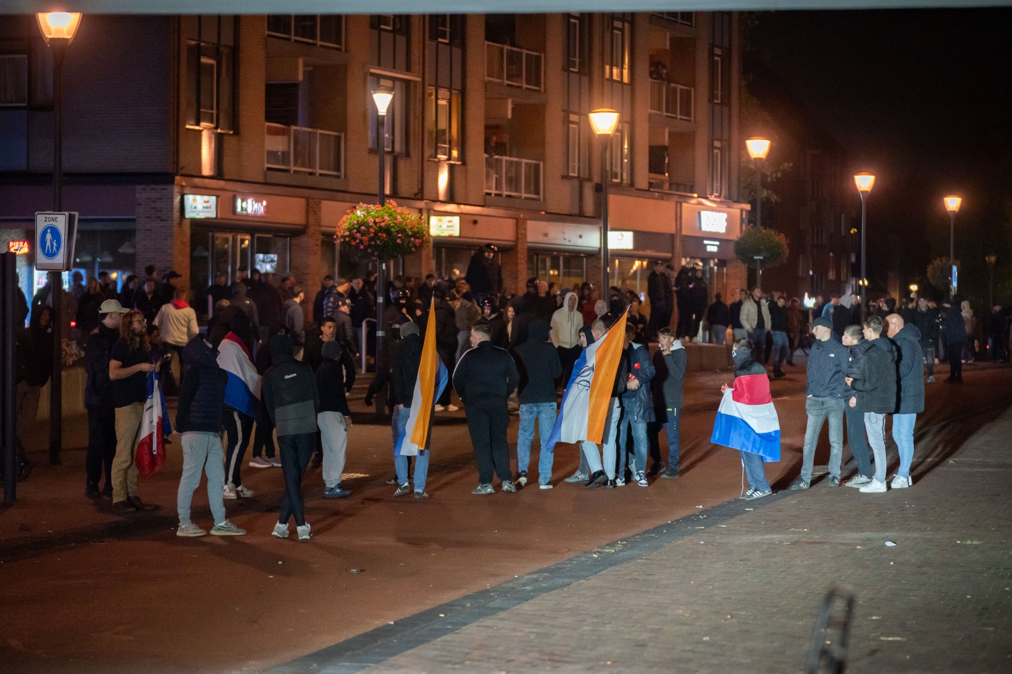 In Uithoorn liepen meerdere demonstranten rond met de Prinsenvlag, die ook door de NSB werd gebruikt.
