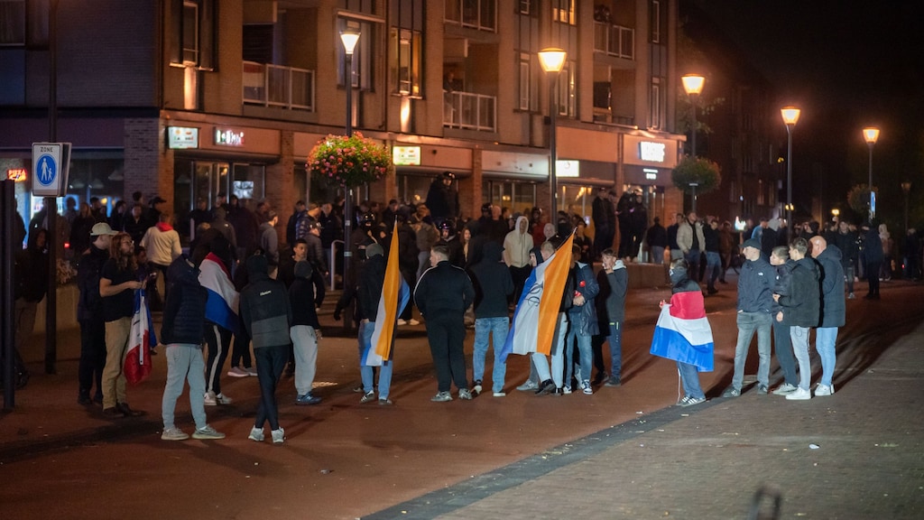 In Uithoorn liepen meerdere demonstranten rond met de Prinsenvlag, die ook door de NSB werd gebruikt.