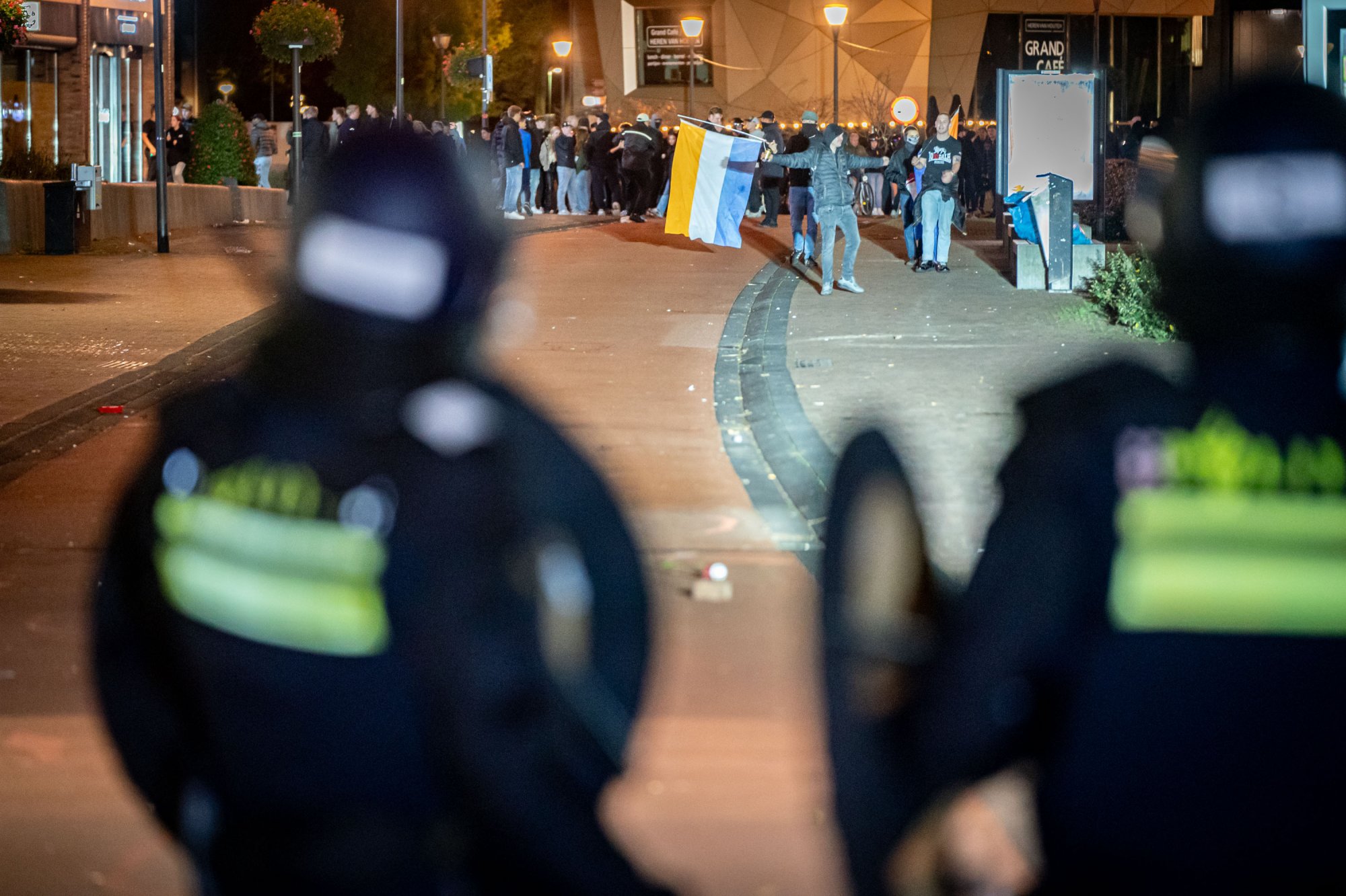 In Houten gooiden demonstranten met stenen, waarna de ME ingreep.