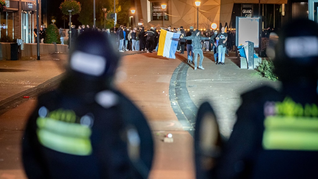 In Houten gooiden demonstranten met stenen, waarna de ME ingreep.