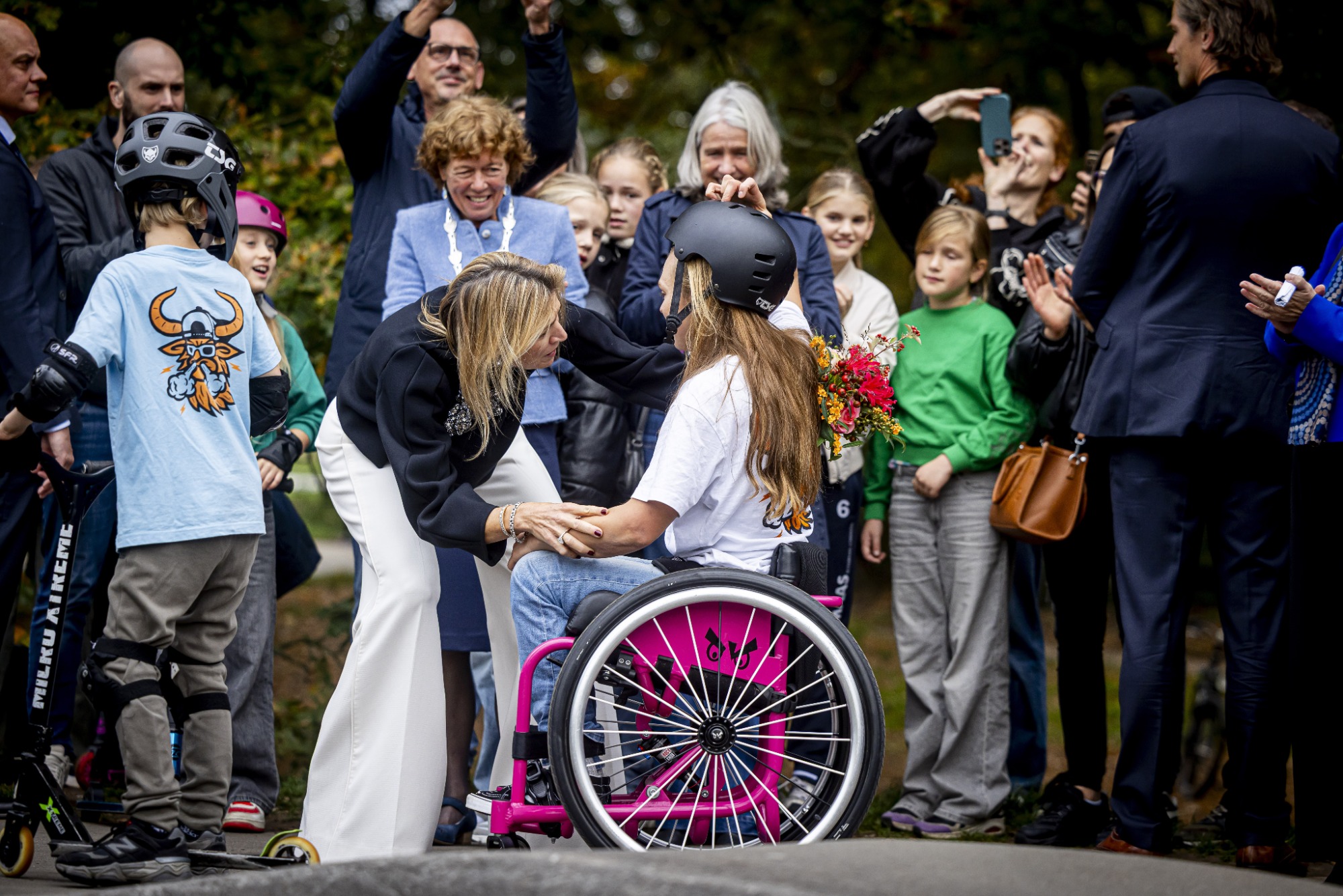 Koningin Máxima schiet meisje te hulp na val op skatebaan: 'Zoiets doe je als moeder'