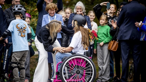 Koningin Máxima schiet meisje te hulp na val op skatebaan: 'Zoiets doe je als moeder'