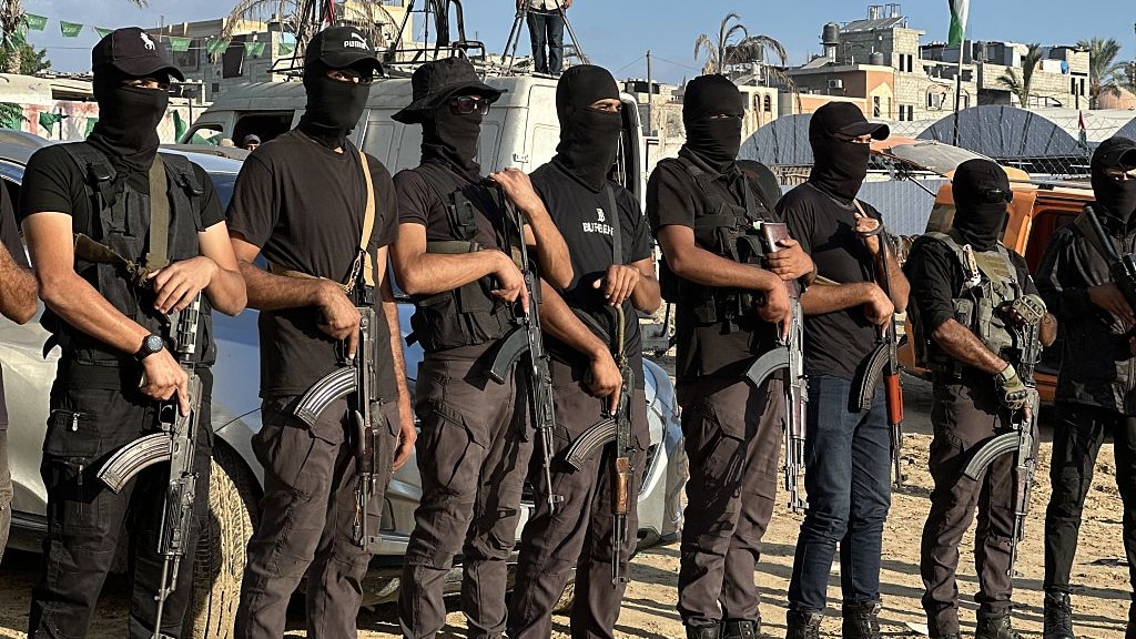 Gemaskerde veiligheidsdiensten bij het Nasser-ziekenhuis in Khan Younis.