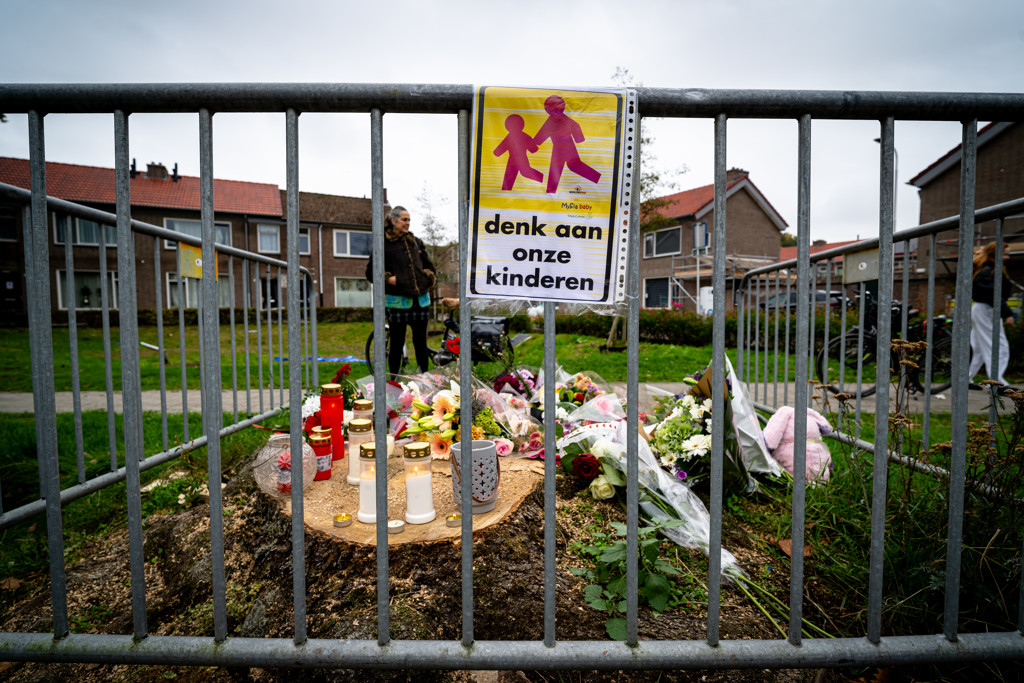 Bloemen, kaarsjes en tekeningen op de plek waar het meisje verongelukte.