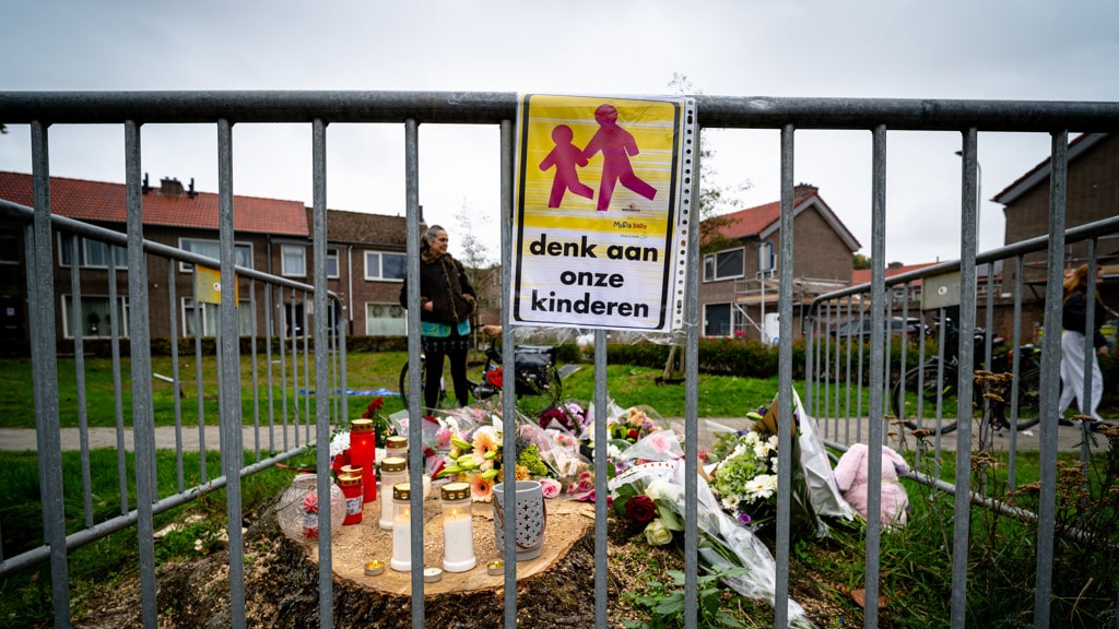 Bloemen, kaarsjes en tekeningen op de plek waar het meisje verongelukte.
