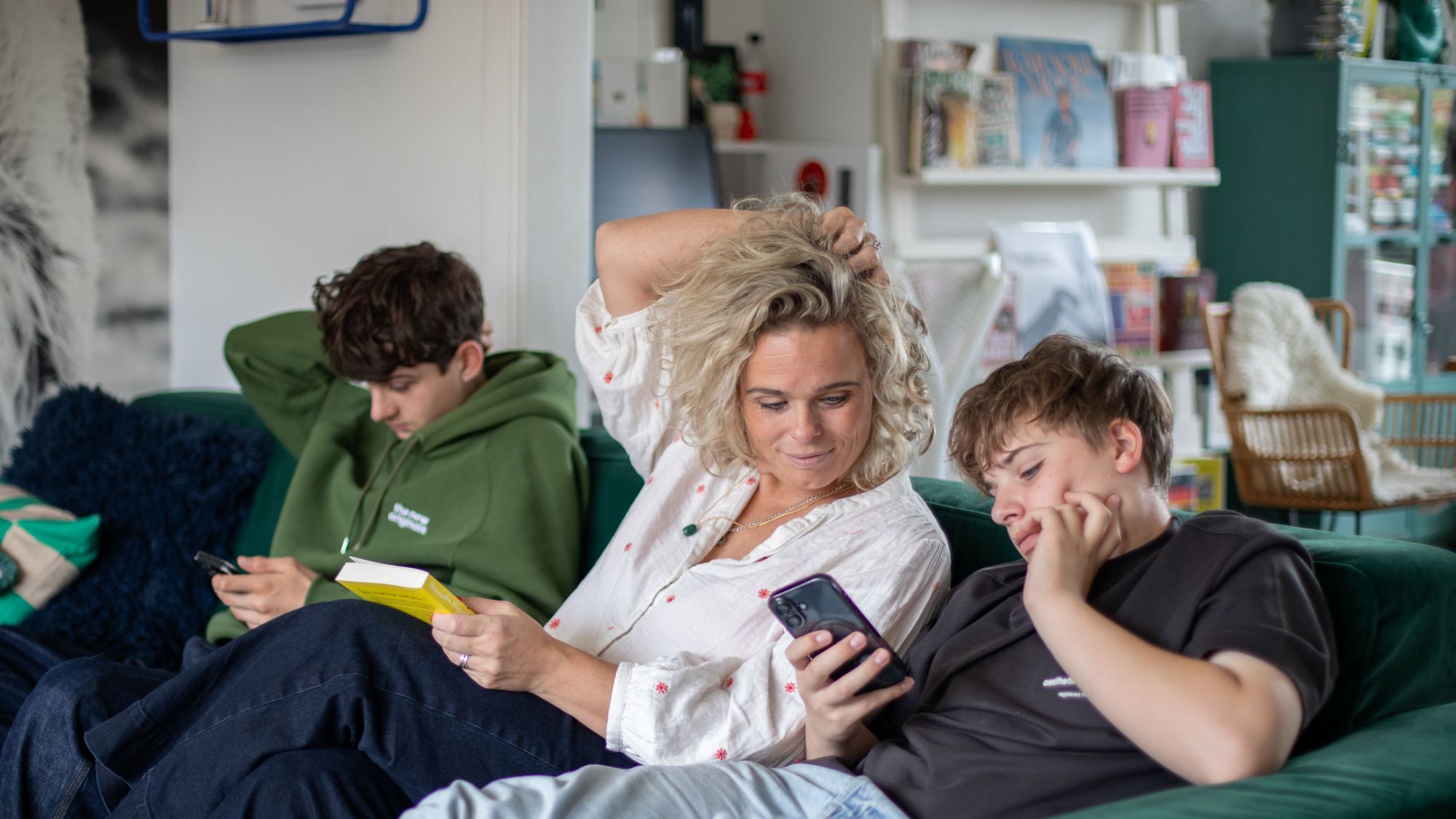 Hanneke met haar twee zoons. 