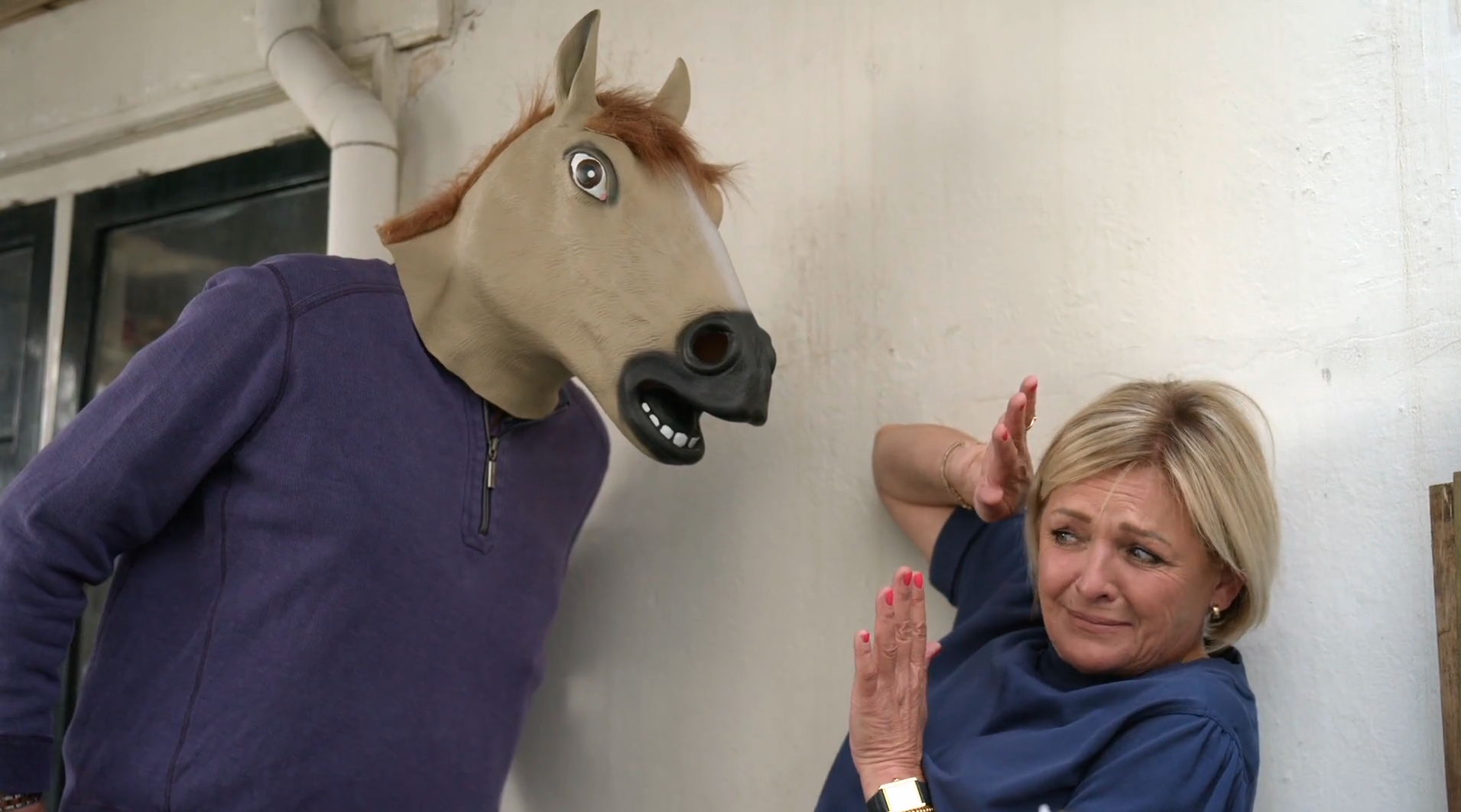 Aran Bade jaagt Caroline Tensen stuipen op het lijf met paardenhoofd in HPP